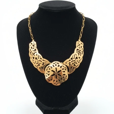 عقد فاخر مصنوع يدويًا من النحاس الأصفر المصقول بتصميم فيليجري فني (Filigree)